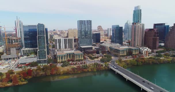 Sakta framåt Flygfoto över Austin Skyline på mulen höst dag — Stockvideo