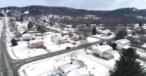 Vista aérea de invierno nublada de día del típico vecindario de Pennsylvania — Vídeo de stock