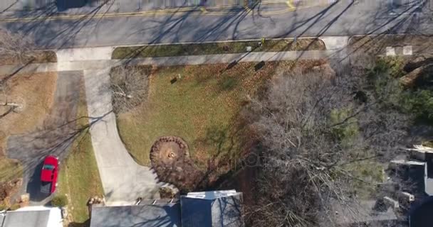 Vue droite vers le bas du quartier de la ceinture de rouille et de la circulation routière — Video