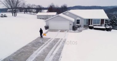 Hava gösterisi Driveway kürekle ev sahibi görünümünü etrafında dönen düşük