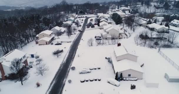 冬の住宅街の空撮をゆっくり前進します。 — ストック動画