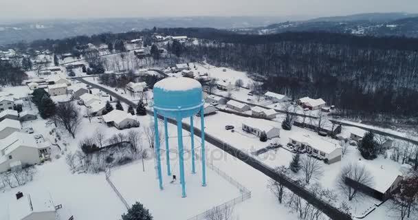 Vista aerea in avanti lenta ascesa dell'inverno nel quartiere residenziale — Video Stock