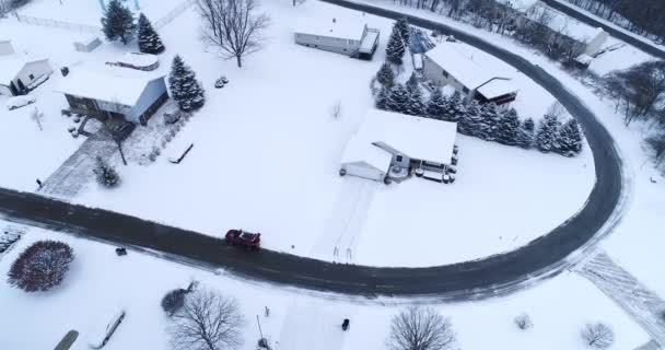 雪のハイアングルに住宅街が覆われています。 — ストック動画