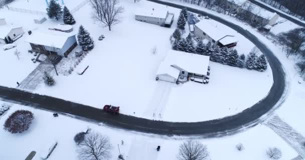 Vista ad alto angolo del quartiere residenziale innevato — Video Stock