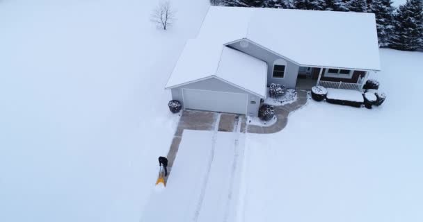 Vista aérea do proprietário Shoveling Show de Driveway — Vídeo de Stock