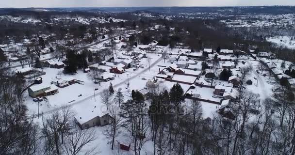 Lento empurrar para a frente vista aérea alta de inverno bairro residencial — Vídeo de Stock