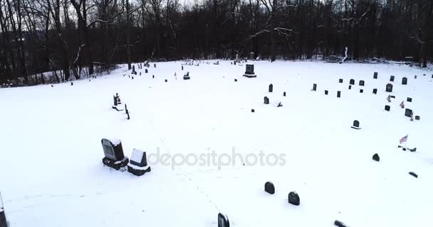 Invierno aéreo inverso Vuelo lápidas en el cementerio — Vídeo de stock