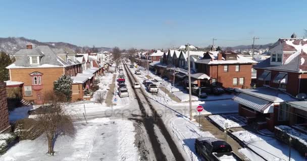 Vista aérea reversa do dia da cidade do cinturão de ferrugem no inverno — Vídeo de Stock