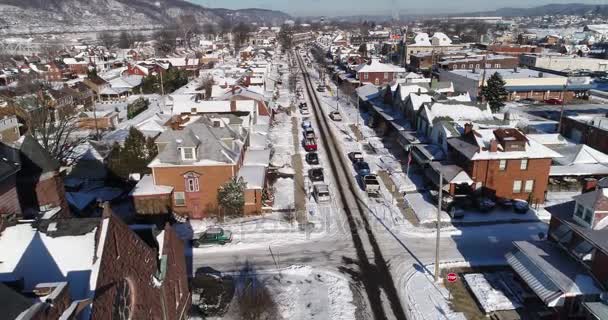 Lento para a frente vista aérea pequena cidade cinto de ferrugem no inverno — Vídeo de Stock