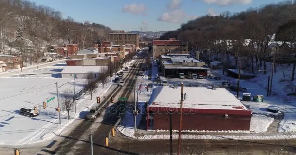 Forward Aerial Stabilimento girato quartiere commerciale di piccola città in inverno — Video Stock