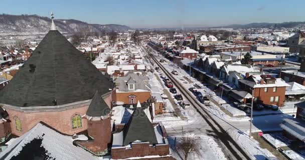 Kış kasabasında küçük pas kemer kilise çan kulesi çevresinde yavaş Dolly — Stok video