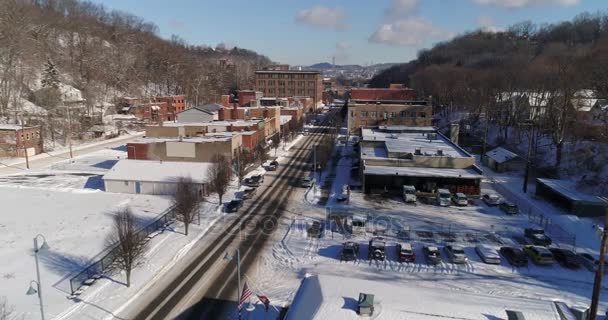 Reverzní letecké založení Shot malé město obchodní čtvrti v zimě — Stock video