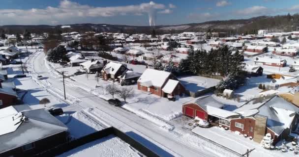 Vista aérea ascendente do inverno da vizinhança do cinto de ferrugem — Vídeo de Stock