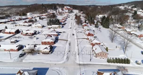 Vista aerea invernale lenta inversa del quartiere della cintura di ruggine — Video Stock