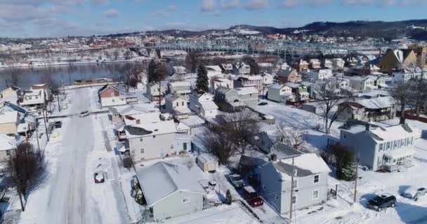 Levantamiento hacia adelante Vista aérea de invierno del vecindario del cinturón oxidado cerca del río Ohio — Vídeo de stock