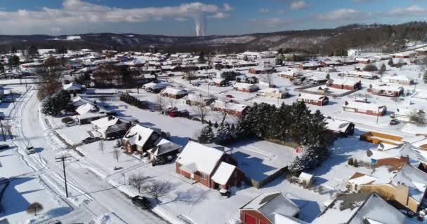 Slow Reverse Aerial Winter View of Rust Belt Neighborhood — Stock Video