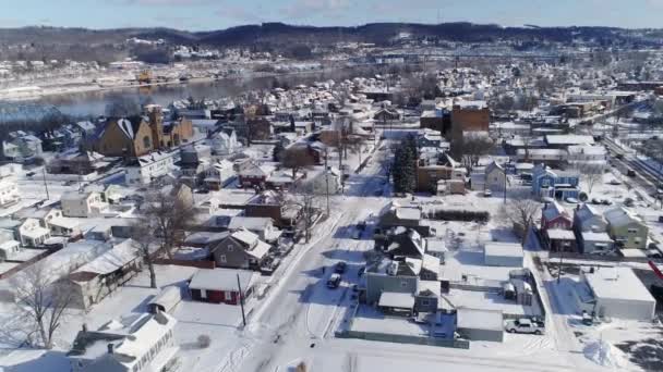 Fremad Aerial Winter Udsigt over Rust Belt Nabolag I nærheden af Ohio-floden – Stock-video