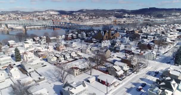 Vista inversa aérea do inverno do bairro do cinturão de ferrugem perto do rio Ohio — Vídeo de Stock