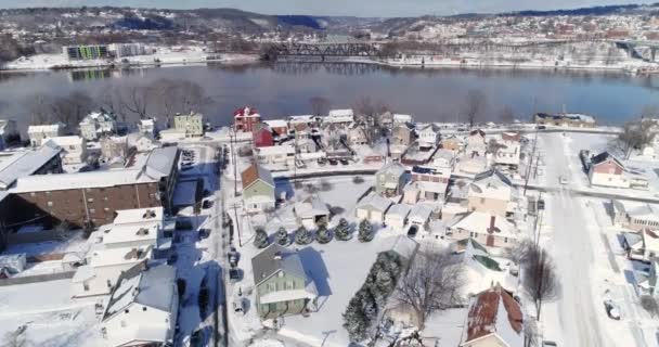 Εμπρός Αεροφωτογραφία χειμώνα σκουριά ζώνη γειτονιά και στον ποταμό Οχάιο — Αρχείο Βίντεο