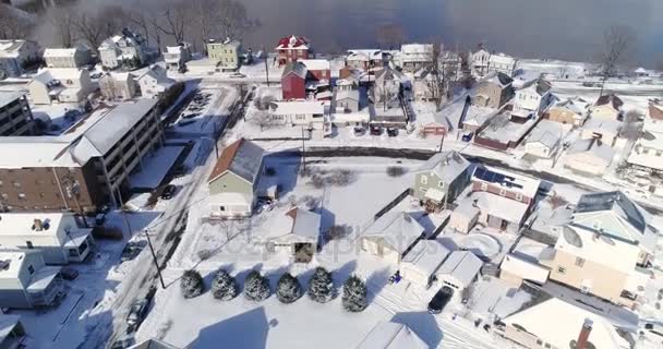 Omvänd vinter-Flygfoto av Rostbältet grannskapet och Ohiofloden — Stockvideo