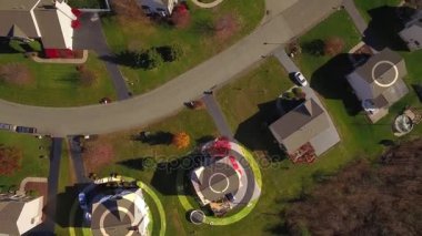 9907an hava kuş bakışı tipik bir Pennsylvania semtte kadeh Wifi etkin nokta işaretleri ile rastgele evleri kurulması. Pittsburgh banliyöleri.  