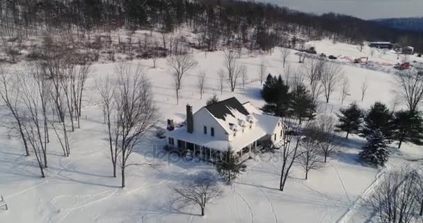 Wysoki kąt przodu estakady Country House w zimie — Wideo stockowe