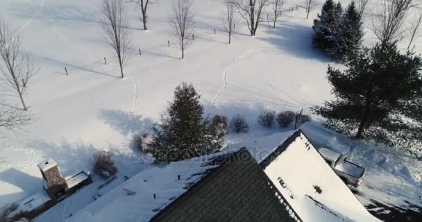 Vysoký úhel zpětného nadjezdu venkovský dům v zimě — Stock video