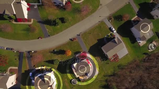 9907An 鸟瞰图建立了一个典型的宾夕法尼亚州居民区与 Wifi 热点标记的随机家园拍摄 匹兹堡郊区 — 图库视频影像