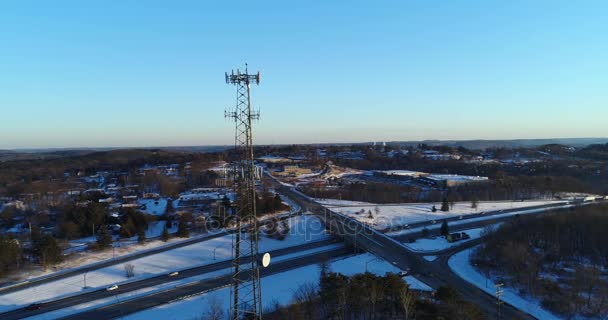 一个缓慢的轨道围绕一个高大的蜂窝塔附近的主要美国州际公路在冬季 — 图库视频影像