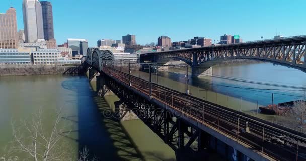 ペンシルバニア ピッツバーグのダウンタウンのモノンガヒラ川に架かる鉄道橋の上旅行地下鉄車の遅い前方空中写真 — ストック動画