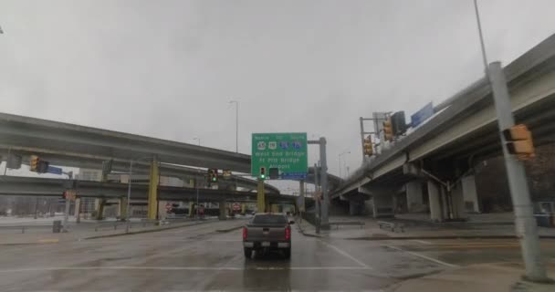 Eine Fahrerperspektive Unter Einem Straßenschild Der Interstate 279 Der Innenstadt — Stockvideo