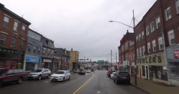 ピッツバーグ ペンシルバニア 2018 頃雨が多い冬の日にブルーム フィールド ペンシルバニアのビジネス地区のメイン通りにドライバーの視点 — ストック動画