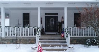 Yavaşça kapıyı bir ev ve Noel için dekore edilmiş sundurma yaklaşan kişisel bir bakış açısı.  