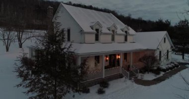 Yavaş hava zoom sundurma Pennsylvanian bir çiftlik evinin içine Noel için geceleri dekore edilmiş. Pittsburgh banliyöleri.  