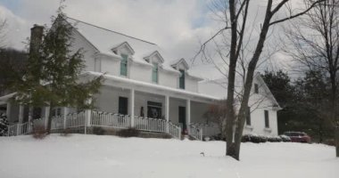 Atış Pennsylvania çiftlik evinin kurulması gündüz düşük açılı sabit Kış Noel için dekore edilmiştir. Kar yağıyordu ve temiz yorum.  