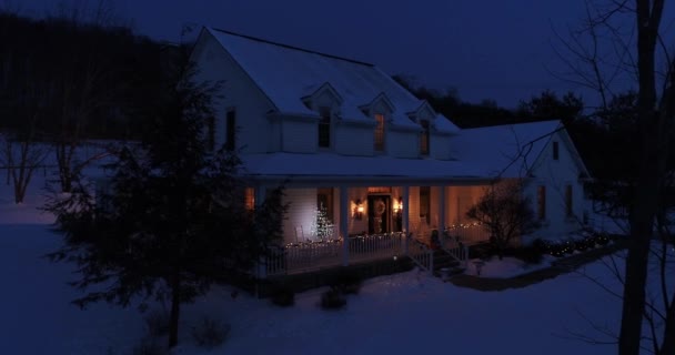 Långsam Antenn Push Pennsylvanian Bondgård Inredda För Jul Natten Pittsburgh — Stockvideo