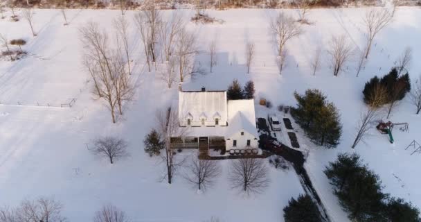 Высокоугловая Воздушная Перспектива Фермерского Дома Украшенного Рождество Сельской Местности Пенсильвании — стоковое видео
