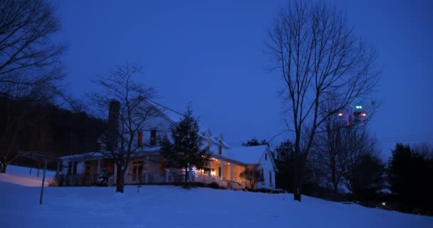 一个小型无人机的无人机的文件在一个乡村的家在晚上装饰圣诞节 使用音频 — 图库视频影像