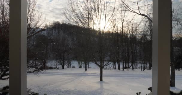 一个空的背景板 看着乡下家的门廊 看着夕阳下的空旷景色 下雪和干净的版本包括 — 图库视频影像