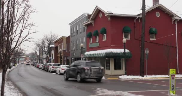一般的な小さな町のメイン ストリートのショッピング地区の店舗とトラフィックのショットを確立する昼間の冬の外観 デジタルのカスタマイズの削除の選択範囲を保存します ピッツバーグ郊外 — ストック動画