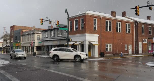 アメリカの典型的なメイン通りの企業のショットを確立する昼間の冬 ビル名が一般的な使用のため隠されています 雪は降り ピッツバーグ郊外 — ストック動画