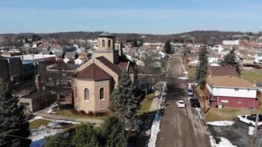 Yavaş itme ileri hava kurulması fotoğrafını tipik bir Batı Pennsylvania semtte bir kilisede. Pittsburgh banliyöleri.