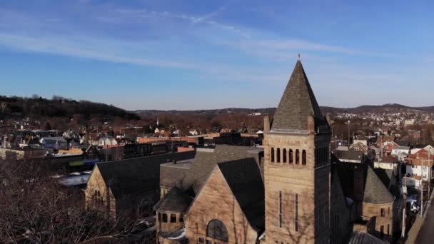 低速なプッシュ前方航空確立ショット典型的なペンシルベニア州西部の小さな町のビジネス地区の教会の ピッツバーグ郊外 — ストック動画