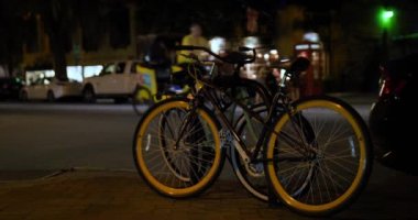 Geceleri Savannah caddesinde Park Bisiklet