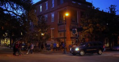 Alacakaranlıkta dış Savannah Bar Restoran görüntüsünü oluşturma