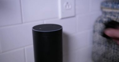 Adam mutfakta Amazon Alexa biriminde takılan