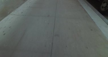 Şehir kaldırımda yürüyen yaya perspektif