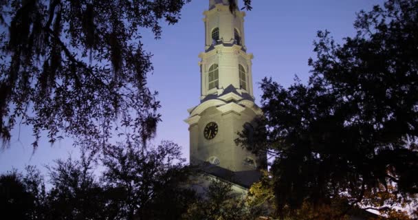 Noche Exterior de Steeple de la Iglesia Presbiteriana Independiente de Savannah — Vídeo de stock