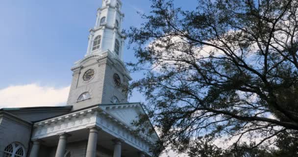 Día Exterior del campanario de la Iglesia Presbiteriana Independiente de Savannah — Vídeo de stock