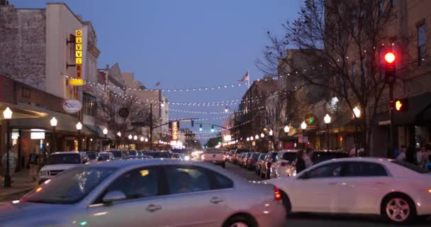 Nacht uitzicht van activiteit op E Broughton Street in Downtown Savannah — Stockvideo